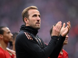 Setelah 694 laga dan 447 gol, Kane Akhirnya Punya Trofi Juga!