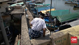 FOTO: Di Ujung Jakarta, Warga Pesisir Hidup di Balik Tanggul Laut