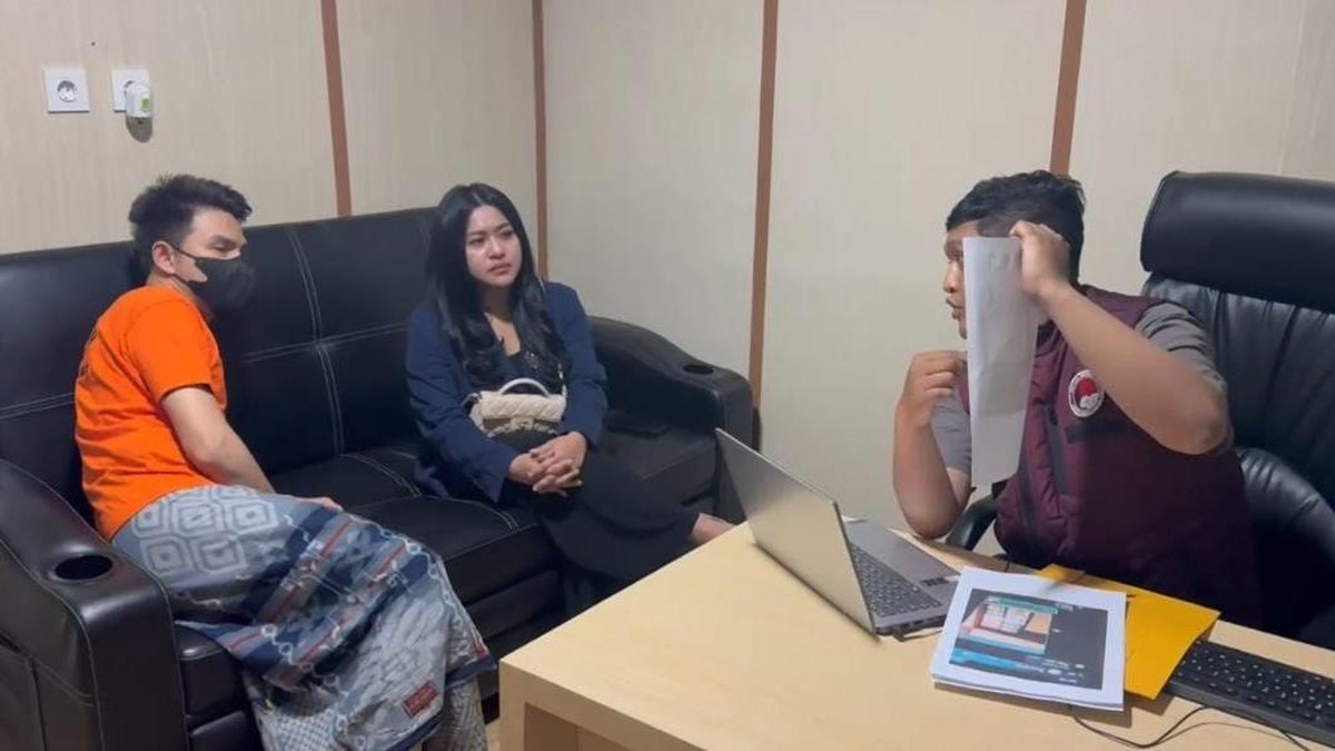 Jonathan Frizzy berbaju tahanan diperiksa di Satresnarkoba Polresta Bandara Soekarno-Hatta&period;