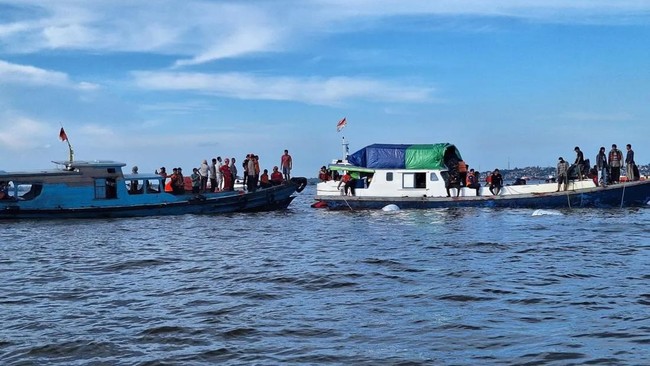 Tim gabungan mengevakuasi satu korban meninggal dalam insiden tenggelamnya kapal feri Muchlisa di Penajam Paser Utara, Kaltim.