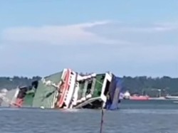 Kapal Ferry Tenggelam di Teluk Balikpapan, Tim SAR Lakukan Pencarian