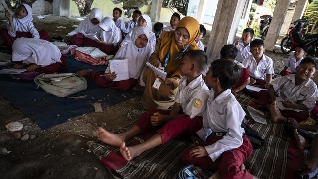 Kemendikdasmen mengungkapkan 50.971 sekolah di Indonesia kekurangan kepala sekolah. Program Kepemimpinan Sekolah diluncurkan untuk mengatasi masalah ini.