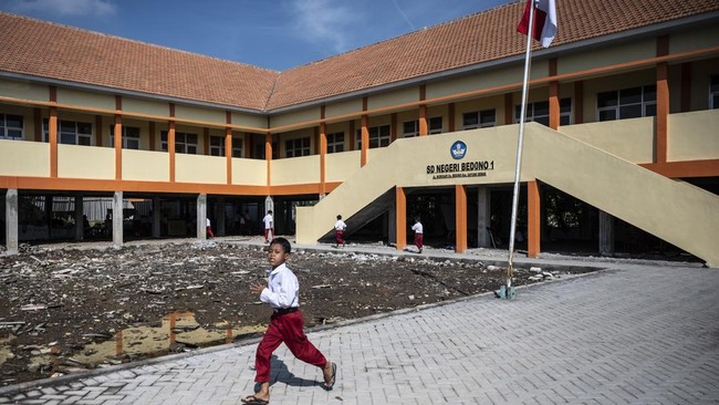 FOTO: Kelas Digembok, Siswa SDN Bedono Belajar di Kolong Sekolah