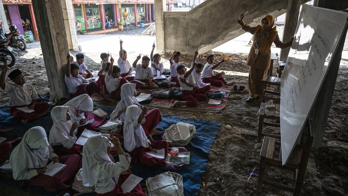 FOTO: Kelas Digembok, Siswa SDN Bedono Belajar di Kolong Sekolah