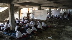 FOTO: Kelas Digembok, Siswa SDN Bedono Belajar di Kolong Sekolah