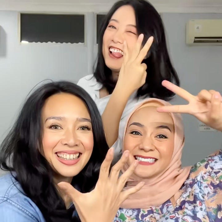 <p>Bunda masih ingat dengan grup vokal anak-anak Trio Kwek Kwek atau penyanyi Enno Lerian? Dua personel Trio Kwek Kwek, Leony dan Dhea Ananda masih menjalin hubungan baik sampai saat ini. Tak hanya itu, keduanya juga masih bersahabat baik dengan mantan penyanyi cilik seangkatan, Enno Lerian. (Foto: TikTok: @ennolerian08)</p>