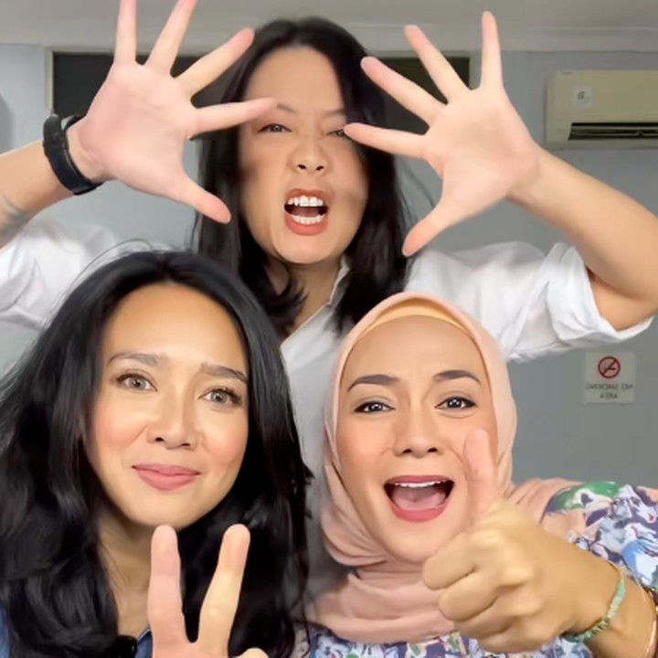 <p>Meski sudah sibuk dengan kehidupan masing-masing, Leony, Dhea, dan Enno masih menjalin hubungan baik. Baru-baru ini, ketiganya berkumpul dan mengunggah kekompakan mereka. Leony, Dhea, dan Enno juga bahkan menyempatkan diri untuk membuat video yang sedang tren di TikTok. (Foto: TikTok: @ennolerian08)</p>