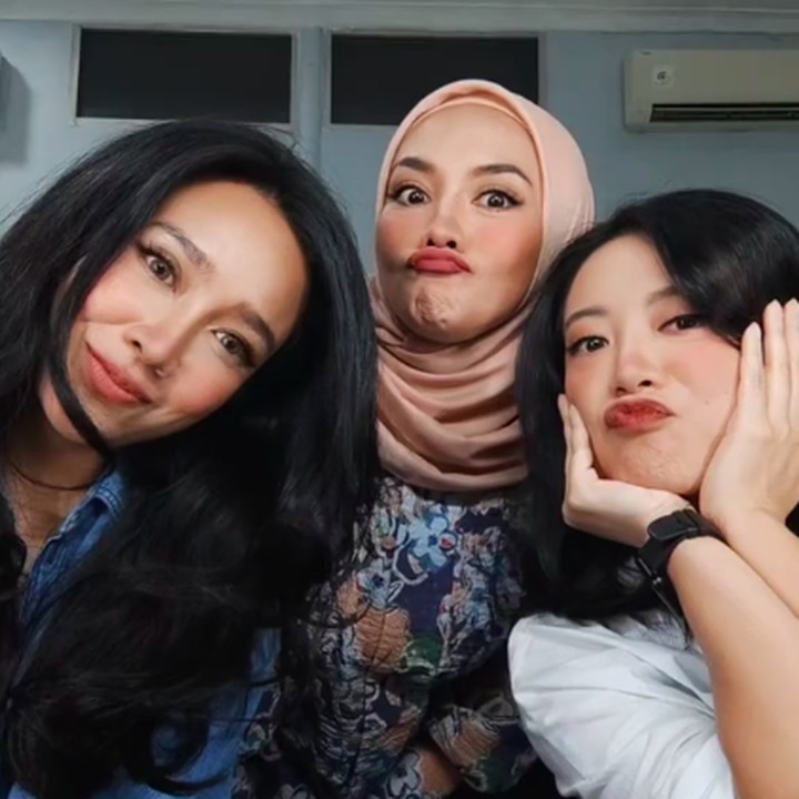 <p>Dalam video ini, ketiganya melakukan tes kekompakan atau <em>chemistry</em>. Meski di kehidupan nyata ketiganya selalu kompak, ternyata hasil tes menunjukkan sebaliknya, Bunda. "Walaupun kami katanya enggak ada <em>chemistry</em>-nya, tapi kami selalu bareng-bareng terus dari kecil," tulis Enno seraya menyisipkan emotikon hati. (Foto: TikTok: @ennolerian08)</p>