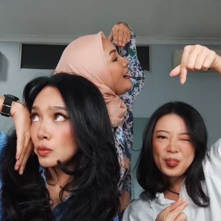 <p>Ketiga mantan penyanyi cilik ini juga mengunggah video lain yang menunjukkan keakraban mereka. Video singkat yang diunggah Leony ini menunjukkan berbagai pose foto ketiganya saat berkumpul bersama. "Ya gini deh cewe2 kalo lagi nunggu kalo enggak ngerumpi ya poto2," tulis Leony. (Foto: Instagram: @leonyvh)</p>