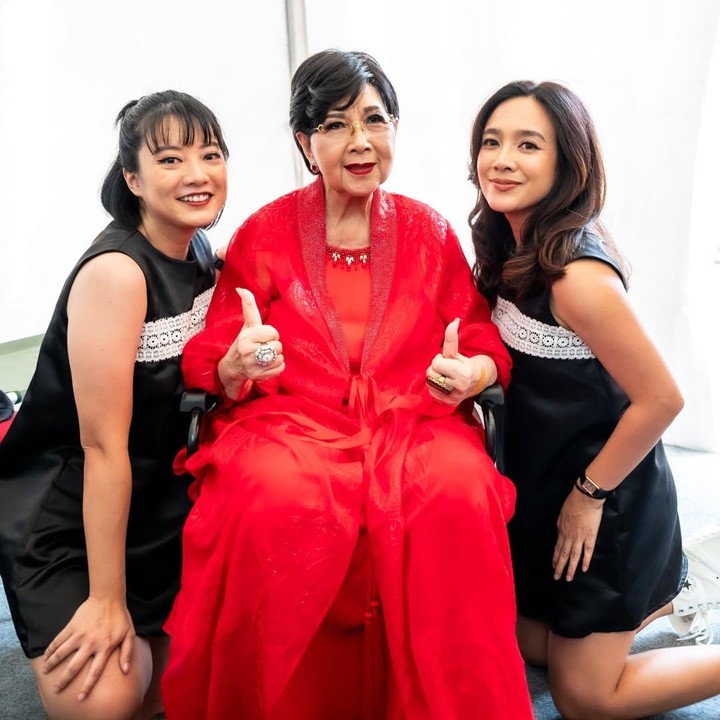 <p>Leony dan Dhea sendiri diketahui terkabung dalam grup Trio Kwek-Kwek. Selain mereka berdua, grup vokal ini juga diisi oleh Alfandy yang kini memilih untuk menetap di Amerika Serikat. (Foto: Instagram: @leonyvh)</p>