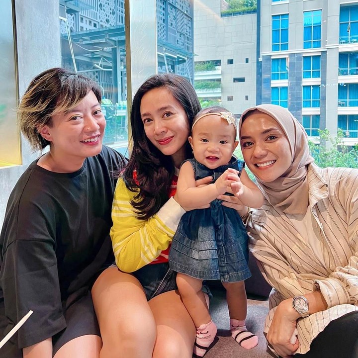 <p>Leony, Dhea Ananda, dan Enno Lerian sudah tak terlalu aktif di dunia tarik suara. Ketiganya fokus pada kehidupan pribadi. Enno Lerian yang kini berusia 41 tahun sudah memiliki empat anak. Sedangkan Dhea Ananda dikaruniai seorang putri dari pernikahannya dengan Ariel Nidji. Berbeda dengan kedua sahabatnya, Leony belum melepas masa lajangnya dan diketahui tengah menjalin hubungan asmara dengan pria asal Selandia Baru. (Foto: Instagram: @dea_ananda)</p>
