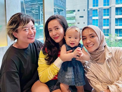 Bersahabat Sejak Kecil, Intip 5 Potret Kompak Leony Bareng Dhea Ananda dan Enno Lerian