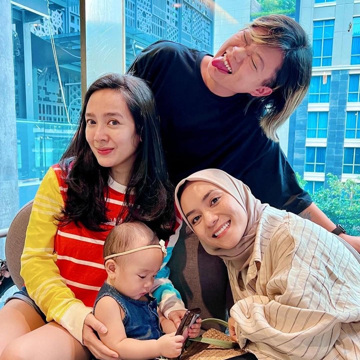 <p>Sementara itu, Enno Lerian sudah menjadi idola anak-anak sejak usianya 9 tahun. Enno meluncurkan 8 album rekaman dengan salah satu lagunya yang ternama adalah <em>Dudidam</em>. (Foto: Instagram: @dea_ananda)</p>