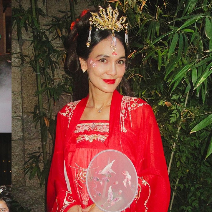 <p>Luna terlihat cantik mengenakan pakaian tradisional China berwarna merah dengan motif putih. Perempuan 41 tahun ini juga memamerkan riasan wajahnya yang menggunakan <em>full makeup</em> ala perempuan Kerajaan China. (Foto: Instagram @lunamaya)</p>