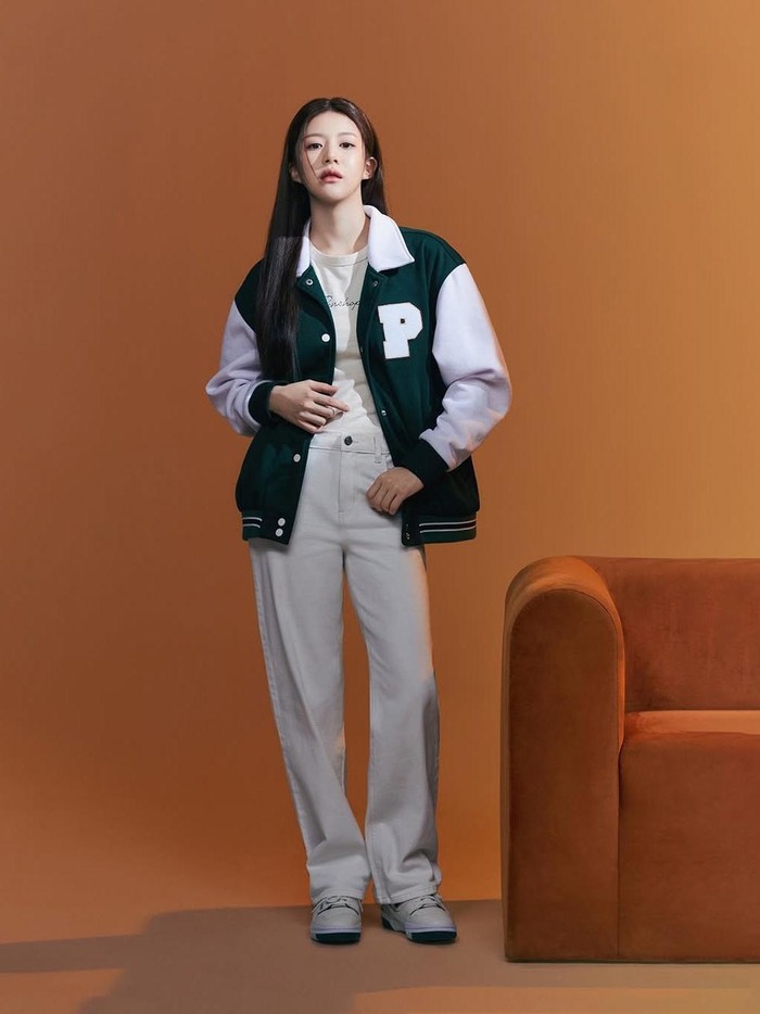 Memberikan kesan yang lebih formal namun tetap casual, ia mengenakan kaus putih yang dibalut dengan varsity jacket berwarna hijau dengan aksen putih dan mengenakan wide pants serta sneakers dengan warna yang senada./ Foto: Instagram.com/goyounjung