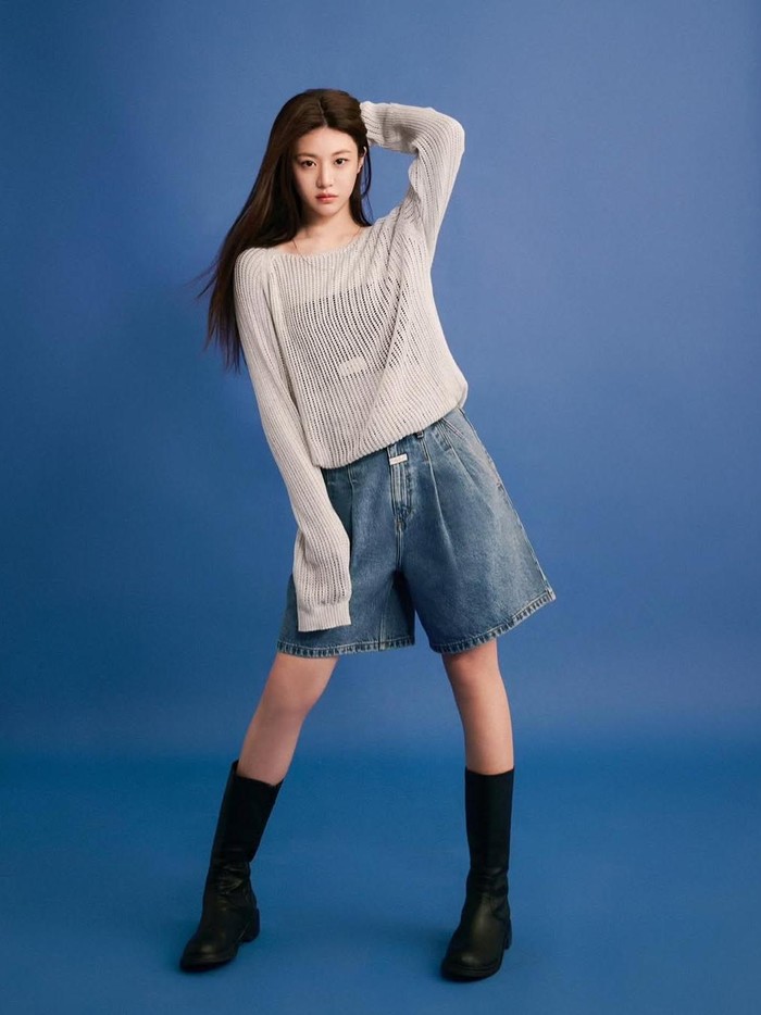 Memberikan sedikit gaya feminin, pemeran Resident Playbook ini tampil stylish dengan knit sheer sweater yang ia padukan dengan jort dan long heels berwarna hitam./ Foto: Instagram.com/goyounjung