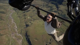 Plot Payah, Kritikus Tetap Puji Tom Cruise di Mission: Impossible 8