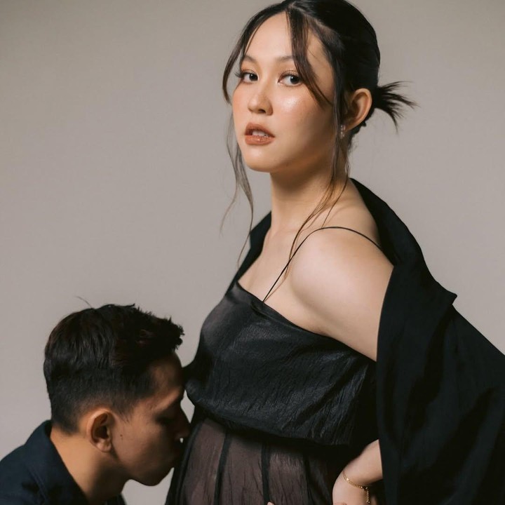 <p>Baik Ribka dan sang suami, Rian tidak mengungkap detail tentang kehamilan pertama ini. Keduanya hanya membagikan potret <em>maternity shoot</em> kehamilan yang romantis di media sosial. (Foto: Instagram @ribkasugiarto/ @rianardianto)</p>