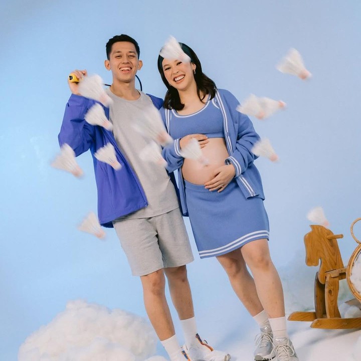 <p>Di foto lainnya, Ribka dan Rian mengusung tema bulu tangkis untuk <em>maternity shoot</em> kehamilan ini. Keduanya kompak mengenakan pakaian <em>sporty</em> bernuansa biru muda, dengan latar foto serba bulu tangkis. (Foto: Instagram @ribkasugiarto/ @rianardianto)</p>