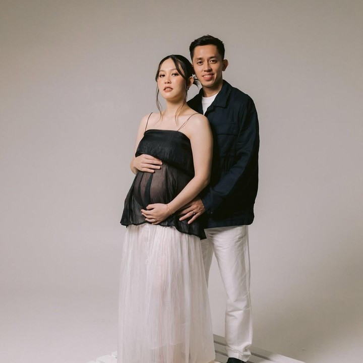 <p>Dalam salah satu foto, Ribka dan Rian tampil serasi mengenakan baju berwarna hitam dan putih. Ribka terlihat cantik mengenakan gaun yang fokus memamerkan <em>baby bump</em> kehamilannya. Sementara itu, sang suami memakai kemeja hitam yang dipadukan dengan celana putih dan sepatu hitam. (Foto: Instagram @ribkasugiarto/ @rianardianto)</p>