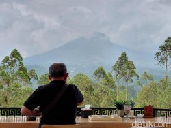Nongkrong di Kafe Bernuansa Sirkuit dengan Pemandangan Gunung Cikuray