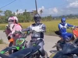 Aksi Unik Tukang Ojek di Pinrang Pakai Kostum Power Ranger Saat Angkut Gabah