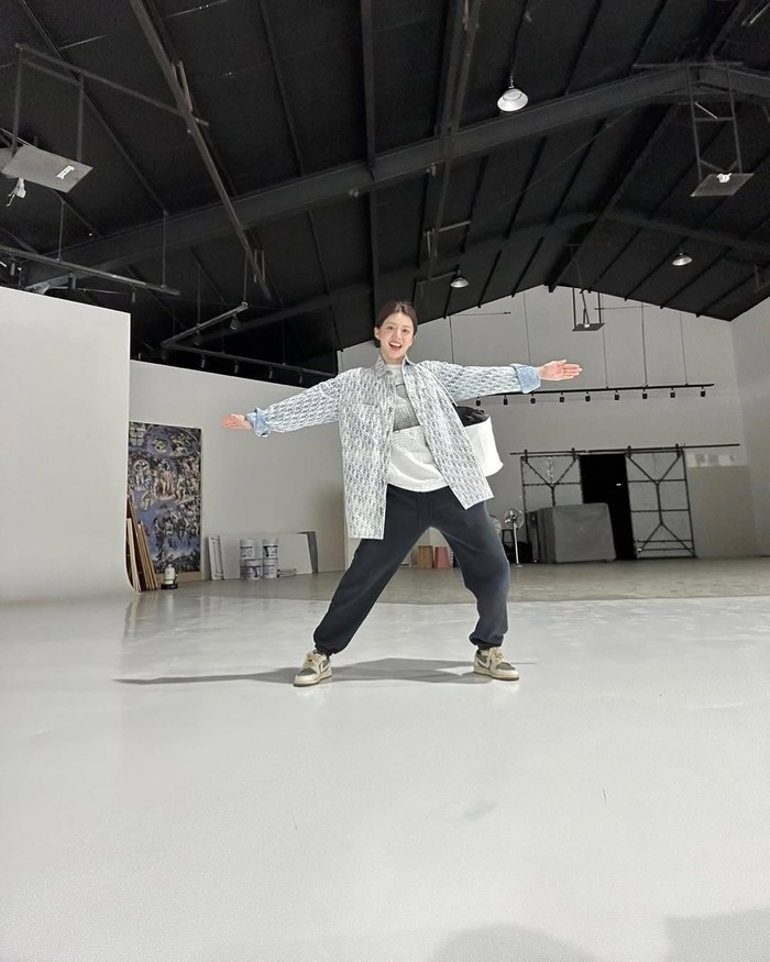 Outfit super comfy ala Go Youn Jung, yang cocok digunakan untuk kuliah. Padukan kaus dengan jaket kemeja dan celana jeans, tidak lupa dengan menggunakan sneakers agar terlihat lebih kece./ Foto: Instagram.com/goyounjung