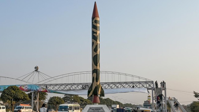 Pakistan melakukan uji coba rudal hingga dua kali dalam dua hari terakhir, di tengah ketengangan dengan India buntut bentrok di Kashmir.