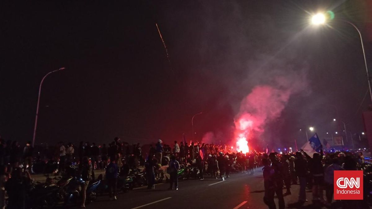 Bobotoh Pesta di Jembatan Pasupati Rayakan Persib Juara Liga 1