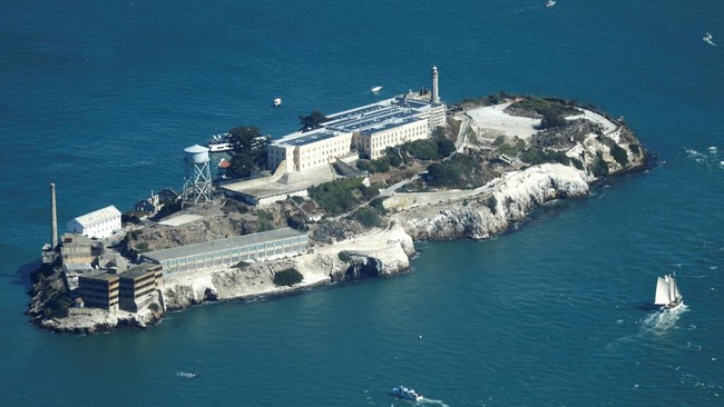 Presiden Amerika Serikat Donald Trump perintahkan Biro Penjara Federal untuk membangun dan membuka kembali penjara Pulau Alcatraz yang terkenal 'angker' di AS.
