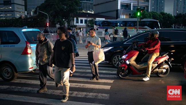 Uji Coba Pelican Crossing Besok, Pagar Stasiun Cikini Dibuka Pemprov DKI Jakarta dan PT KAI uji coba buka pagar Stasiun Cikini untuk pelican crossing. Ini untuk meningkatkan keselamatan dan mobilitas pengguna KRL.