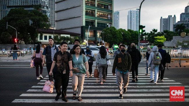 Bagi generasi muda yang baru mulai bekerja dan membangun hidup, pertanyaan tentang mana lebih penting antara membeli rumah atau investasi kerap menjadi dilema.