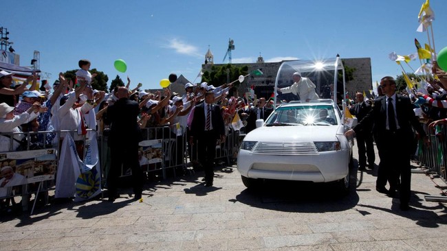 Popemobile yang dipakai Paus Fransiskus saat mengunjungi Gaza pada 2014 kini dimodifikasi menjadi klinik berjalan.