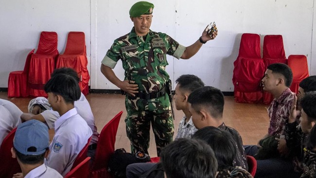 Sebanyak 274 pelajar di Jawa Barat yang dianggap bermasalah dikirim ke barak TNI.