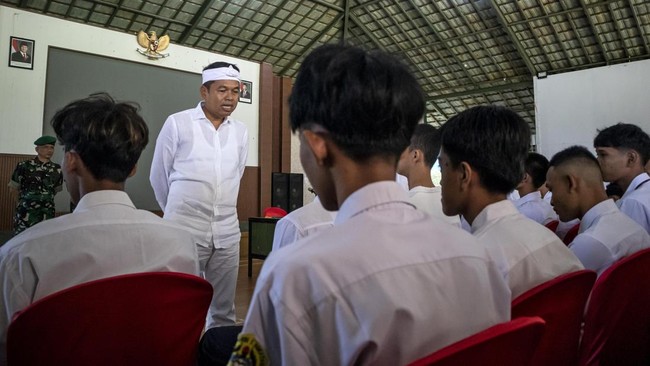 Pemprov DKI Jakarta tak akan ikut kebijakan Gubernur Jabar Dedi Mulyadi yang mengirim siswa nakal di barak militer.