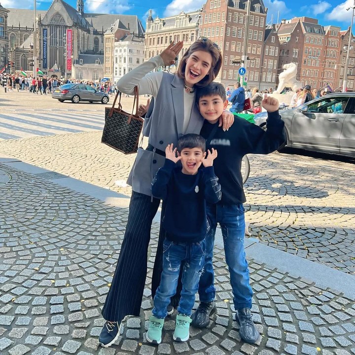<p>Beberapa waktu lalu, Carissa turut mengajak kedua putranya jalan-jalan ke Belanda. Quenzino dan Zenecka tampak kompak dan menggemaskan dengan <em>sweater</em> hitam dan celana <em>jeans</em>. (Foto: Instagram: @carissa_putri)</p>