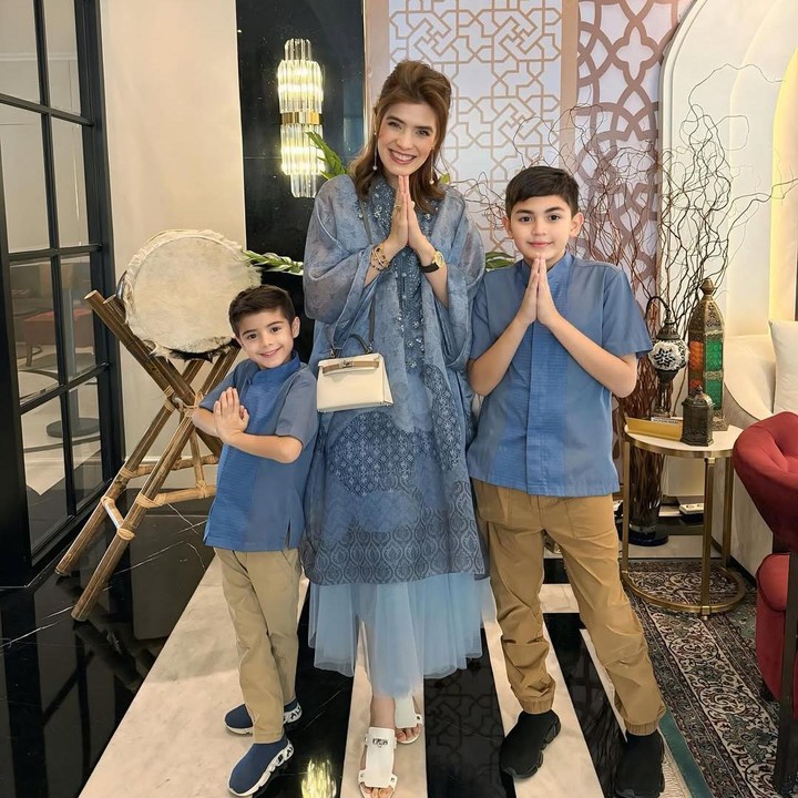 <p>Carissa Puteri menikah dengan Navies Abdullah Naif pada tahun 2012, Bunda. Dari pernikahan ini, keduanya pun dikaruniai dua orang putra tampan bernama Quenzino Acana Naif dan Zenecka Acana Naif. (Foto: Instagram: @carissa_putri)</p>