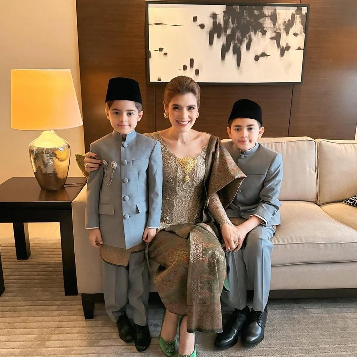 <p>"<em>MasyaAllah</em>, cantik banget Car, sama Q dan adeknya cakep. Sudah pada besar," kata seorang netizen dengan emotikon hati. "<em>MasyaAllah tabarakallah</em>. Kembar ganteng beda umur Q dan Z," ujar netizen lainnya. (Foto: Instagram: @carissa_putri)</p>