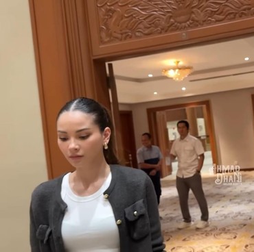 Disebut Kesal, 7 Potret Ekspresi Alyssa Daguise Usai Ahmad Dhani Atur Konsep Pernikahan