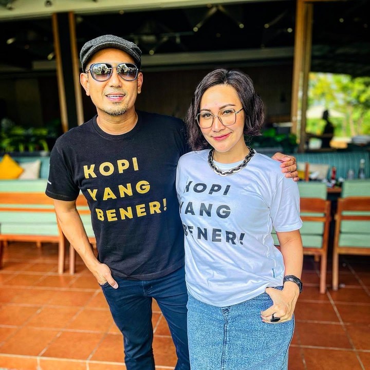 <p>"Enggak tahu, ya, nyaman saja di Yogya tuh. Saya senang saja di sana. Saya bukan (orang Yogya), enggak ada Yogya-nya saya, istri saya apalagi," ujarnya kepada wartawan ketika ditemui di kawasan Kemang, Jakarta Selatan, beberapa waktu lalu. (Foto: Instagram: @riofebrian25 @sabriakono)</p>