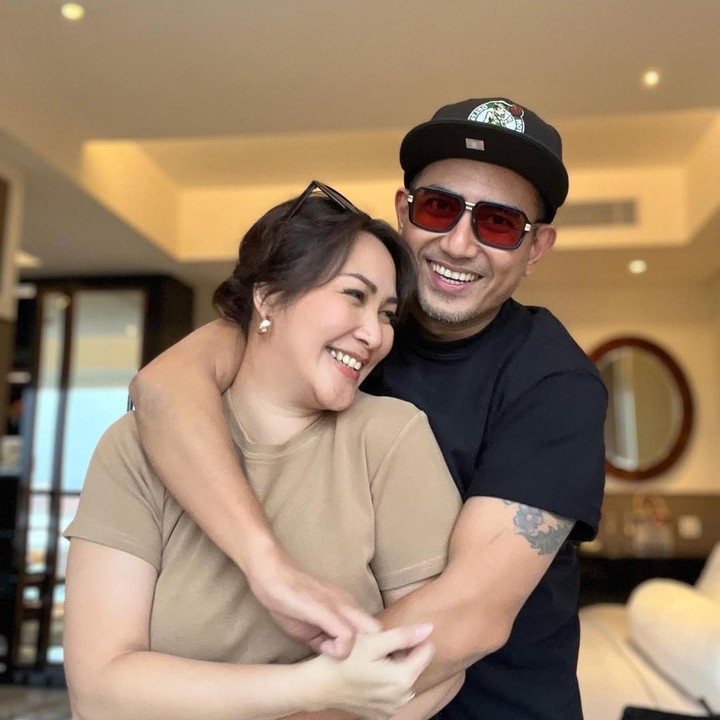 <p>Musisi ternama Rio Febrian menikah dengan Sabria Kono pada tahun 2010, Bunda. Dari pernikahan ini, keduanya pun dikaruniai dua orang putra yang tampan. (Foto: Instagram: @riofebrian25 @sabriakono)</p>