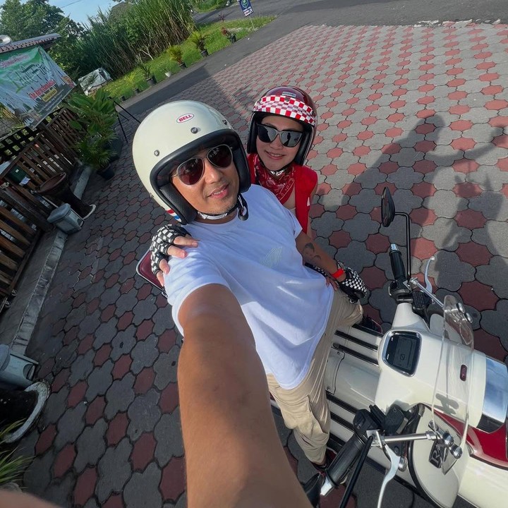 <p>Selama tinggal di Yogya, Rio dan Sabria menjalani kehidupan <em>slow living</em>. Meski harus bolak-balik dari Yogya ke Jakarta untuk bekerja, Rio tetap merasa nyaman. "Kerjaan saya <em>full</em> di Jakarta ya, dan nyaman saja. Tinggal di Yogya, kerja di Jakarta nyaman saja," ungkapnya. (Foto: Instagram: @riofebrian25 @sabriakono)</p>