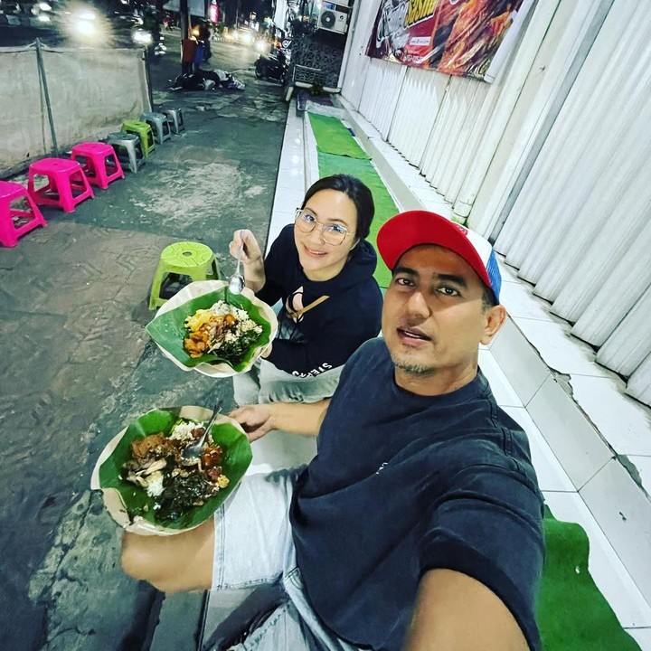 <p>Saat ini, Rio dan Sabria menetap di Yogyakarta. Usai delapan tahun tinggal di sana, Rio meneritakan bahwa kota satu ini menjadi tempat yang istimewa bagi keluarganya. (Foto: Instagram: @riofebrian25 @sabriakono)</p>