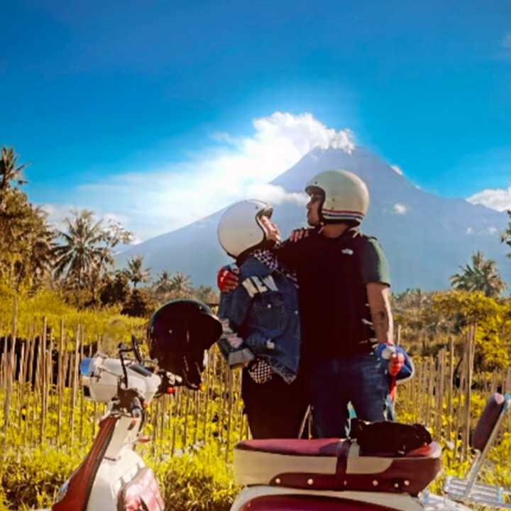 <p>Diketahui, Sabria dan Rio sendiri bukanlah keturunan suku Jawa ataupun Yogyakarta. Namun, hasrat ingin tinggal di kota itu sangatlah besar demi tumbuh dan kembang keluarganya. (Foto: Instagram: @riofebrian25 @sabriakono)</p>