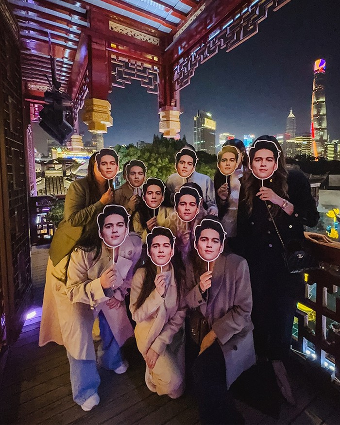 Salah satu momen unik di mana Luna dan sahabat-sahabatnya memakai topeng Maxime Bouttier sambil berteriak “Max to The Moon!” yang menandakan bahwa hari bahagia bagi Luna dan Maxime akan segera tiba./Foto: instagram.com/lunamaya