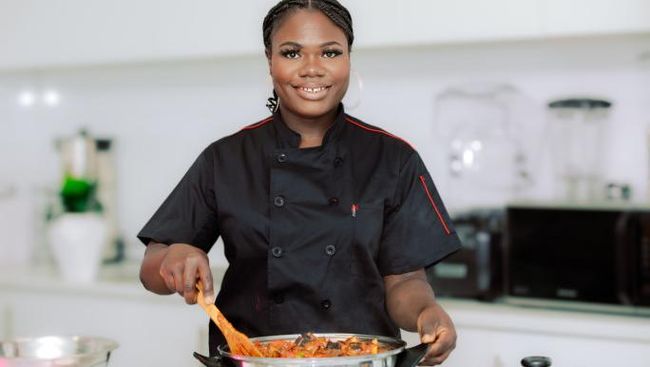 Koki keturunan Liberia-Australia Evette Quoibia berhasil memecahkan rekor dunia dengan memasak selama 140 jam di dapur.