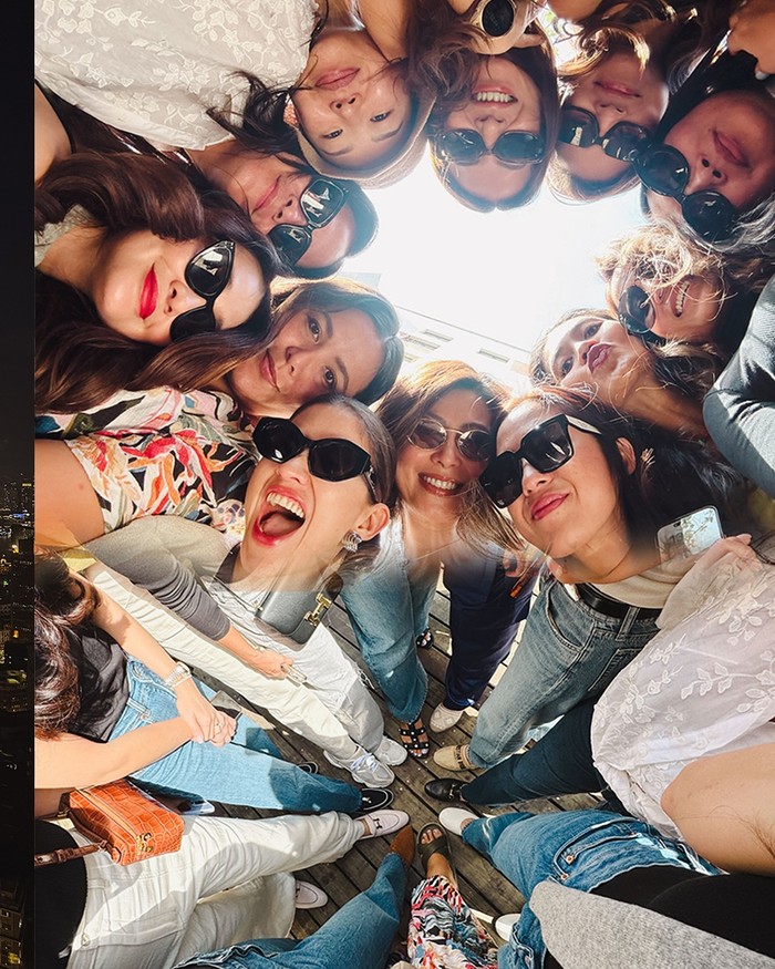 “Showered in love, soaked in fun!💗🚀🌙” tulis Luna Maya dalam unggahannya, ditambah dengan emoticon hati, roket, dan bulan yang bermakna seperti “love to the moon”./Foto: instagram.com/lunamaya