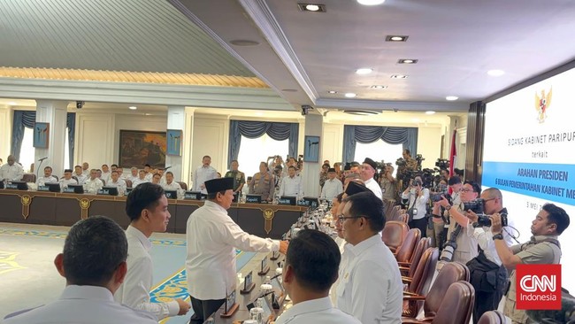 Kepala Kantor Komunikasi Kepresidenan (PCO) Hasan Nasbi menghadiri sidang kabinet paripurna di Istana Kepresidenan Jakarta, Senin (5/5).
