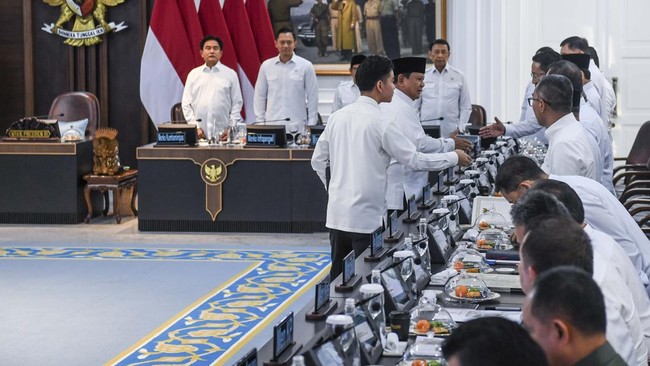 Presiden RI Prabowo Subianto dan Wapres Gibran Rakabuming Raka menggelar rapat bersama sejumlah menteri membahas program Sekolah Rakyat.