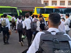 Tangis Ortu Iringi Keberangkatan 29 Siswa Purwakarta ke Barak Militer